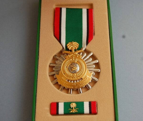 medal with Saudi coat of arms and central globe