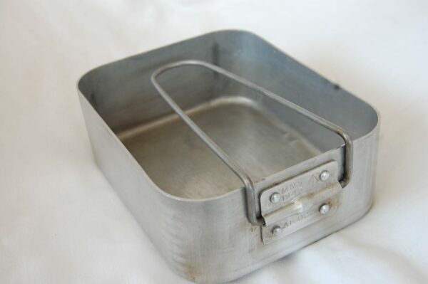 rectangular cooking pan with folding handle
